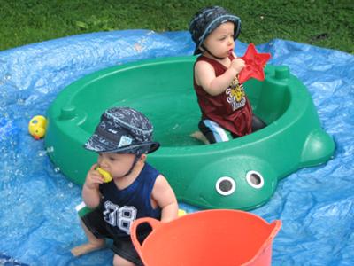 Dylan & Lex - water fun