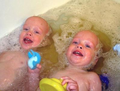 River & Alexander LOVE bath time